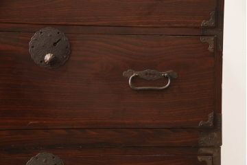 和製アンティーク　前面欅(ケヤキ)材　漆塗り　上品な丸金具がアクセントの二段重ね庄内箪笥(衣装タンス、収納たんす、引き出し、時代箪笥)(R-066462)