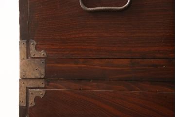 和製アンティーク　前面欅(ケヤキ)材　漆塗り　上品な丸金具がアクセントの二段重ね庄内箪笥(衣装タンス、収納たんす、引き出し、時代箪笥)(R-066462)