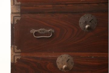 和製アンティーク　前面欅(ケヤキ)材　漆塗り　上品な丸金具がアクセントの二段重ね庄内箪笥(衣装タンス、収納たんす、引き出し、時代箪笥)(R-066462)