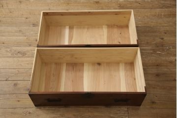 和製アンティーク　前面欅(ケヤキ)材　漆塗り　上品な丸金具がアクセントの庄内箪笥ローボード(テレビ台、テレビボード、引き出し、時代箪笥、収納タンス)(R-066463)