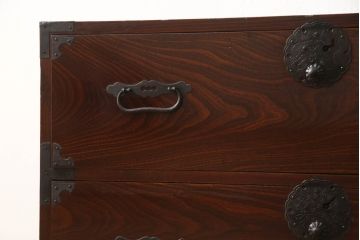和製アンティーク　前面欅(ケヤキ)材　漆塗り　上品な丸金具がアクセントの庄内箪笥ローボード(テレビ台、テレビボード、引き出し、時代箪笥、収納タンス)(R-066463)