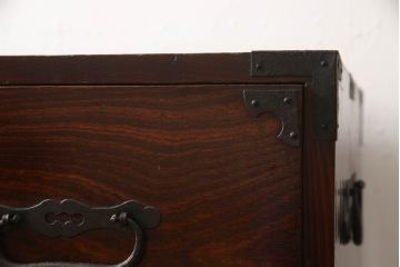 和製アンティーク　前面欅(ケヤキ)材　漆塗り　上品な丸金具がアクセントの庄内箪笥ローボード(テレビ台、テレビボード、引き出し、時代箪笥、収納タンス)(R-066463)