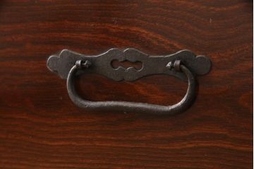 和製アンティーク　前面欅(ケヤキ)材　漆塗り　上品な丸金具がアクセントの庄内箪笥ローボード(テレビ台、テレビボード、引き出し、時代箪笥、収納タンス)(R-066463)