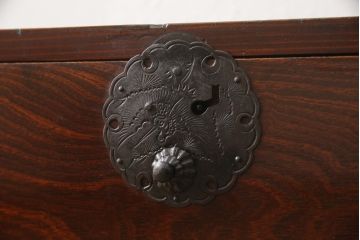 和製アンティーク　前面欅(ケヤキ)材　漆塗り　上品な丸金具がアクセントの庄内箪笥ローボード(テレビ台、テレビボード、引き出し、時代箪笥、収納タンス)(R-066463)