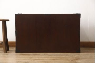 和製アンティーク　前面欅(ケヤキ)材　漆塗り　上品な丸金具がアクセントの庄内箪笥ローボード(テレビ台、テレビボード、引き出し、時代箪笥、収納タンス)(R-066463)