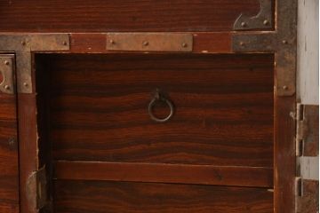 和製アンティーク　前面欅(ケヤキ)材　漆塗り　上品な丸金具がアクセントの庄内箪笥ローボード(テレビ台、テレビボード、引き出し、時代箪笥、収納タンス)(R-066464)