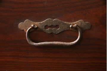和製アンティーク　前面欅(ケヤキ)材　漆塗り　上品な丸金具がアクセントの庄内箪笥ローボード(テレビ台、テレビボード、引き出し、時代箪笥、収納タンス)(R-066464)