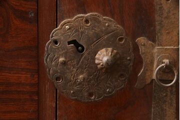 和製アンティーク　前面欅(ケヤキ)材　漆塗り　上品な丸金具がアクセントの庄内箪笥ローボード(テレビ台、テレビボード、引き出し、時代箪笥、収納タンス)(R-066464)