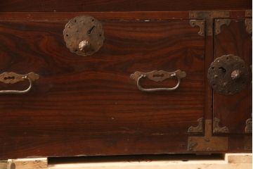 和製アンティーク　前面欅(ケヤキ)材　漆塗り　上品な丸金具がアクセントの庄内箪笥ローボード(テレビ台、テレビボード、引き出し、時代箪笥、収納タンス)(R-066464)