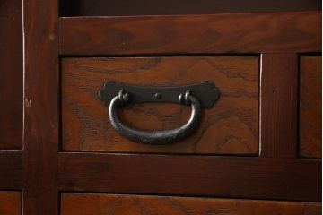 中古　タモ材　黒柿材　和の趣溢れる佇まいが魅力の二段重ね水屋箪笥(食器棚、引き出し、収納棚、戸棚、茶箪笥、キャビネット)(R-066469)