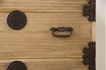 和製アンティーク　上手物!!　総桐材　上品なデザインの金具がアクセントの庄内箪笥ローボード(総桐箪笥、総桐たんす、収納タンス、時代箪笥、引き出し、テレビ台、テレビボード、ローチェスト)(R-066475)