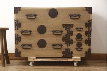 和製アンティーク　上手物!!　総桐材　上品なデザインの金具がアクセントの庄内箪笥ローボード(総桐箪笥、総桐たんす、収納タンス、時代箪笥、引き出し、テレビ台、テレビボード、ローチェスト)(R-066476)
