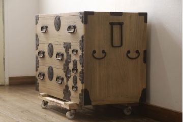 和製アンティーク　上手物!!　総桐材　上品なデザインの金具がアクセントの庄内箪笥ローボード(総桐箪笥、総桐たんす、収納タンス、時代箪笥、引き出し、テレビ台、テレビボード、ローチェスト)(R-066476)