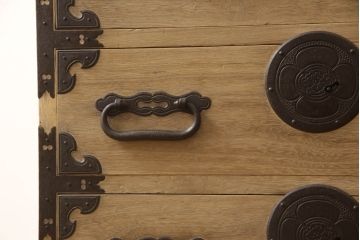 和製アンティーク　上手物!!　総桐材　上品なデザインの金具がアクセントの庄内箪笥ローボード(総桐箪笥、総桐たんす、収納タンス、時代箪笥、引き出し、テレビ台、テレビボード、ローチェスト)(R-066476)