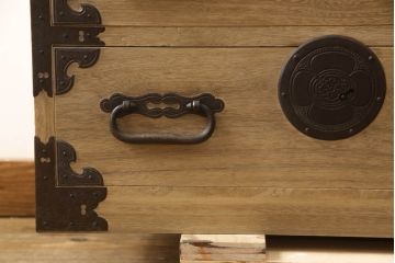 和製アンティーク　上手物!!　総桐材　上品なデザインの金具がアクセントの庄内箪笥ローボード(総桐箪笥、総桐たんす、収納タンス、時代箪笥、引き出し、テレビ台、テレビボード、ローチェスト)(R-066476)