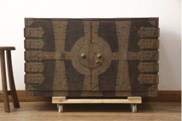 和製アンティーク　杉材　天板リメイク　脚付きリメイク　使いやすく生まれ変わる観音開き時代箪笥サイドボード(サイドチェスト、引き出し、収納箪笥、観音箪笥、収納棚)(R-066477)