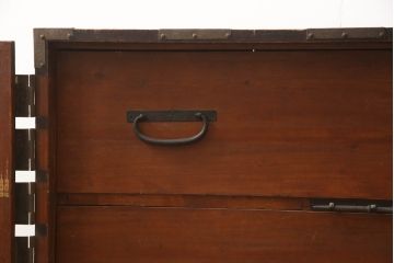 和製アンティーク　杉材　天板リメイク　脚付きリメイク　使いやすく生まれ変わる観音開き時代箪笥サイドボード(サイドチェスト、引き出し、収納箪笥、観音箪笥、収納棚)(R-066477)