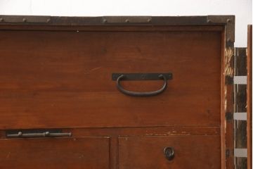和製アンティーク　杉材　天板リメイク　脚付きリメイク　使いやすく生まれ変わる観音開き時代箪笥サイドボード(サイドチェスト、引き出し、収納箪笥、観音箪笥、収納棚)(R-066477)