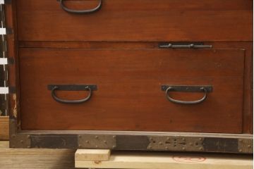 和製アンティーク　杉材　天板リメイク　脚付きリメイク　使いやすく生まれ変わる観音開き時代箪笥サイドボード(サイドチェスト、引き出し、収納箪笥、観音箪笥、収納棚)(R-066477)
