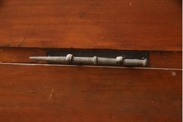 和製アンティーク　杉材　天板リメイク　脚付きリメイク　使いやすく生まれ変わる観音開き時代箪笥サイドボード(サイドチェスト、引き出し、収納箪笥、観音箪笥、収納棚)(R-066477)