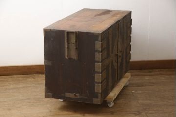 和製アンティーク　杉材　天板リメイク　脚付きリメイク　使いやすく生まれ変わる観音開き時代箪笥サイドボード(サイドチェスト、引き出し、収納箪笥、観音箪笥、収納棚)(R-066477)