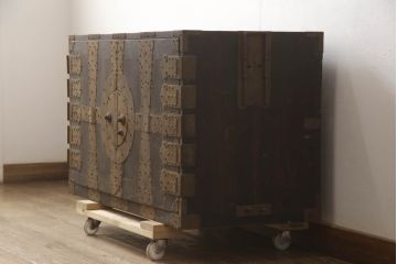 和製アンティーク　杉材　天板リメイク　脚付きリメイク　使いやすく生まれ変わる観音開き時代箪笥サイドボード(サイドチェスト、引き出し、収納箪笥、観音箪笥、収納棚)(R-066477)