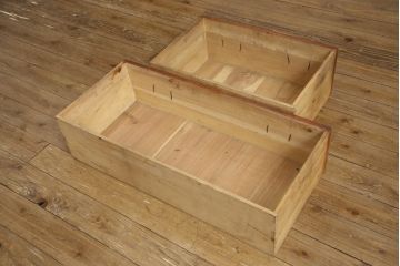 和製アンティーク　杉材　天板リメイク　脚付きリメイク　使いやすく生まれ変わる観音開き時代箪笥サイドボード(サイドチェスト、引き出し、収納箪笥、観音箪笥、収納棚)(R-066477)
