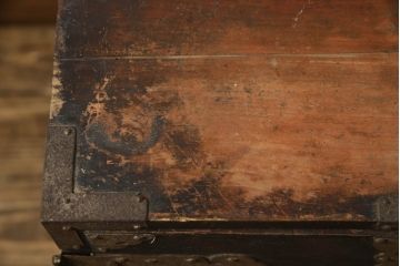 和製アンティーク　杉材　天板リメイク　脚付きリメイク　使いやすく生まれ変わる観音開き時代箪笥サイドボード(サイドチェスト、引き出し、収納箪笥、観音箪笥、収納棚)(R-066477)