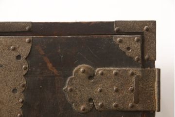 和製アンティーク　杉材　天板リメイク　脚付きリメイク　使いやすく生まれ変わる観音開き時代箪笥サイドボード(サイドチェスト、引き出し、収納箪笥、観音箪笥、収納棚)(R-066477)