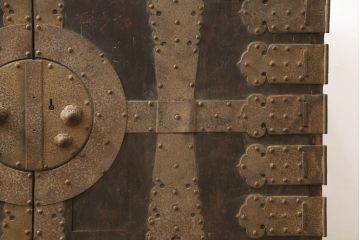 和製アンティーク　杉材　天板リメイク　脚付きリメイク　使いやすく生まれ変わる観音開き時代箪笥サイドボード(サイドチェスト、引き出し、収納箪笥、観音箪笥、収納棚)(R-066477)