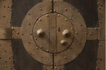 和製アンティーク　杉材　天板リメイク　脚付きリメイク　使いやすく生まれ変わる観音開き時代箪笥サイドボード(サイドチェスト、引き出し、収納箪笥、観音箪笥、収納棚)(R-066477)