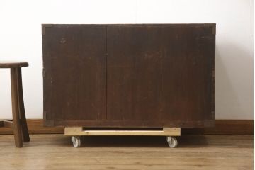 和製アンティーク　杉材　天板リメイク　脚付きリメイク　使いやすく生まれ変わる観音開き時代箪笥サイドボード(サイドチェスト、引き出し、収納箪笥、観音箪笥、収納棚)(R-066477)