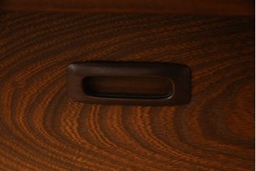 和製アンティーク　天板極厚　総欅(ケヤキ)材の力強い杢目が目を引く関西火鉢(囲炉裏、長火鉢、木製火鉢、座卓、ローテーブル)(R-066484)