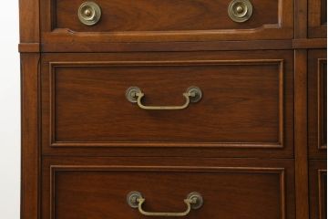 中古　DREXEL HERITAGE(ドレクセルヘリテイジ)　Triune(トライユン)　上品な佇まいが魅力のマホガニー材製サイドボード(サイドチェスト、引き出し)(定価約70万円)(R-066490)