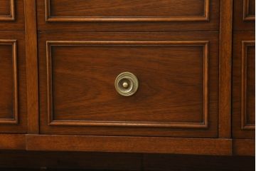 中古　DREXEL HERITAGE(ドレクセルヘリテイジ)　Triune(トライユン)　上品な佇まいが魅力のマホガニー材製サイドボード(サイドチェスト、引き出し)(定価約70万円)(R-066490)