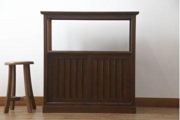 中古　美品　松本民芸家具　縦桟引戸のすっきりとしたデザインが和モダンな印象を深める茶棚(飾り棚、茶箪笥、収納棚、戸棚)(R-066491)