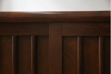 中古　美品　松本民芸家具　縦桟引戸のすっきりとしたデザインが和モダンな印象を深める茶棚(飾り棚、茶箪笥、収納棚、戸棚)(R-066491)