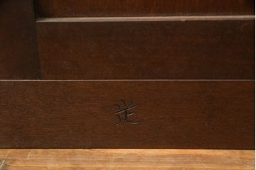 中古　美品　松本民芸家具　縦桟引戸のすっきりとしたデザインが和モダンな印象を深める茶棚(飾り棚、茶箪笥、収納棚、戸棚)(R-066491)
