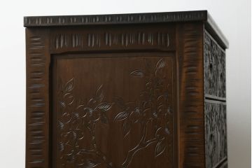 和製ビンテージ　軽井沢彫り　大胆にあしらわれた桜の彫刻が優美な印象のチェスト(引き出し、サイドチェスト、ヴィンテージ)(R-066493)