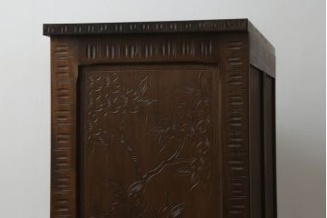 和製ビンテージ　軽井沢彫り　大胆にあしらわれた桜の彫刻が優美な印象のチェスト(引き出し、サイドチェスト、ヴィンテージ)(R-066493)