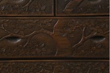 和製ビンテージ　軽井沢彫り　大胆にあしらわれた桜の彫刻が優美な印象のチェスト(引き出し、サイドチェスト、ヴィンテージ)(R-066493)