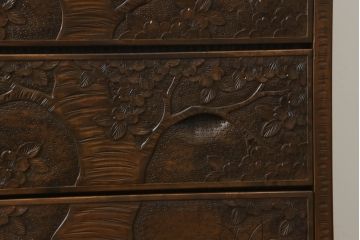和製ビンテージ　軽井沢彫り　大胆にあしらわれた桜の彫刻が優美な印象のチェスト(引き出し、サイドチェスト、ヴィンテージ)(R-066493)