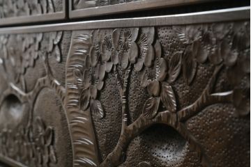 和製ビンテージ　軽井沢彫り　大胆にあしらわれた桜の彫刻が優美な印象のチェスト(引き出し、サイドチェスト、ヴィンテージ)(R-066493)