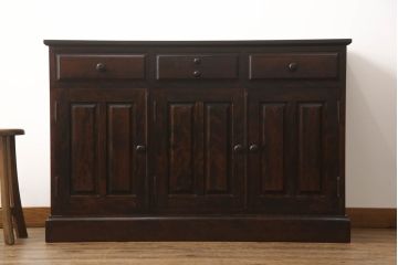 中古　神居民芸家具　天板リメイク・ヒノキ天板　シックなお部屋におすすめなサイドボード(収納棚、戸棚、サイドキャビネット、食器棚)(R-066495)
