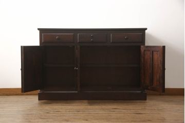 中古　神居民芸家具　天板リメイク・ヒノキ天板　シックなお部屋におすすめなサイドボード(収納棚、戸棚、サイドキャビネット、食器棚)(R-066495)