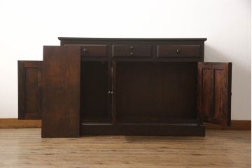 中古　神居民芸家具　天板リメイク・ヒノキ天板　シックなお部屋におすすめなサイドボード(収納棚、戸棚、サイドキャビネット、食器棚)(R-066495)