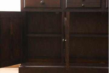 中古　神居民芸家具　天板リメイク・ヒノキ天板　シックなお部屋におすすめなサイドボード(収納棚、戸棚、サイドキャビネット、食器棚)(R-066495)