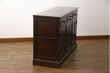 中古　神居民芸家具　天板リメイク・ヒノキ天板　シックなお部屋におすすめなサイドボード(収納棚、戸棚、サイドキャビネット、食器棚)(R-066495)