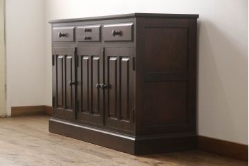 中古　神居民芸家具　天板リメイク・ヒノキ天板　シックなお部屋におすすめなサイドボード(収納棚、戸棚、サイドキャビネット、食器棚)(R-066495)