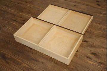 中古　神居民芸家具　天板リメイク・ヒノキ天板　シックなお部屋におすすめなサイドボード(収納棚、戸棚、サイドキャビネット、食器棚)(R-066495)